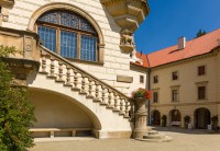 /album/fotogalerie-pruhonicky-zamek-a-park/pruhonicky-zamek-1-schody-pracovna-jpg/